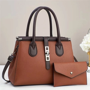 Ensemble sac à main en cuir marron grainé avec pochette assortie et boucles argentées