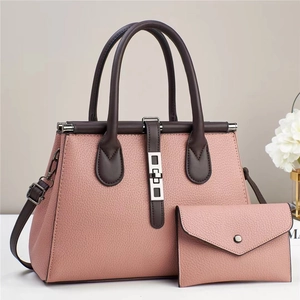 Grand sac cabas rose texture litchi avec pochette assortie et détails contrastés