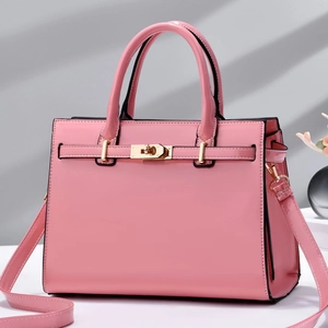 Sac à main élégant en cuir verni rose avec ferrures dorées et bandoulière amovible