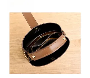 Vue de dessus montrant l'intérieur spacieux et le compartiment zippé du sac seau