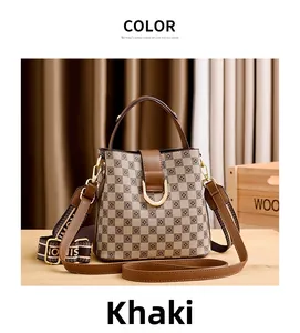 Détail du sac seau kaki avec textures géométriques et boucles métalliques dorées en D