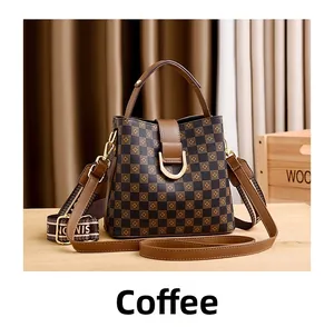 Détail du sac seau café avec motif en damier et large bandoulière en tissu décorative