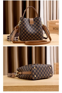 Détails du sac seau à damier avec pieds dorés et large bandoulière imprimée