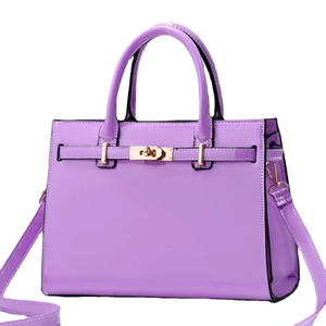 Sac à main violet brillant en cuir verni avec détails dorés et bandoulière amovible