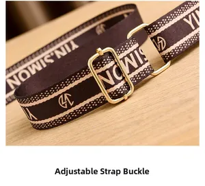 Gros plan sur la bandoulière réglable en tissu avec boucle en métal doré et imprimé