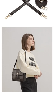 Dettaglio della borsa a tracolla con texture in pelle stampata e moschettone dorato
