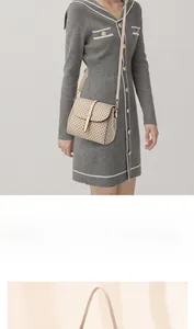 Dettagli della borsa a tracolla trapuntata beige chiaro con chiusura dorata e stampa
