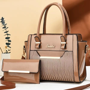 Détail de l'ensemble sac à main en cuir verni croco caramel avec logo Temutax doré