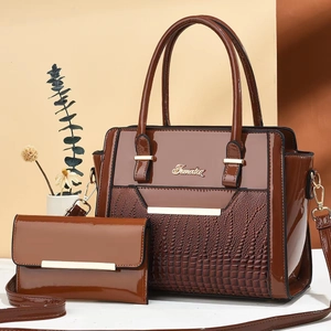 Ensemble sac à main et portefeuille en cuir verni marron avec texture crocodile