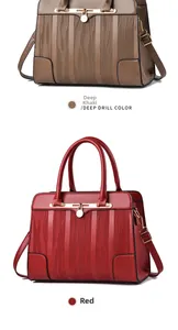 Details von dunkelkhakifarbenen und roten Taschen mit Wellenprägung und Goldbeschlägen