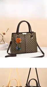 Détail du sac à carreaux vintage avec boucle dorée et breloque peluche élégante