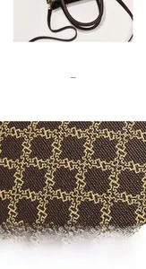 Détail du sac à bandoulière en similicuir avec motif de chaîne et texture grainée