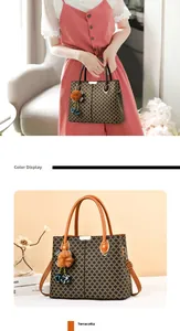 Vue détaillée du sac à main kaki à motif géométrique avec breloque et foulard