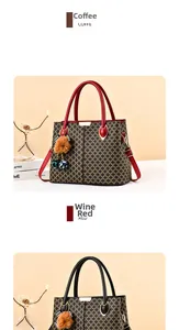 Détail du sac cabas avec motifs géométriques vintage et pendentif boule en peluche