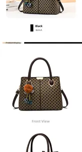 Détails d'un sac cabas à motif géométrique vintage avec pompon et breloques