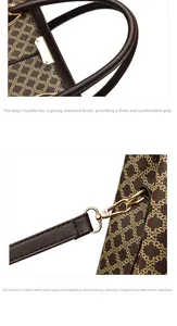 Détail d'un sac à main marron à monogramme avec finitions dorées et poignée en cuir souple