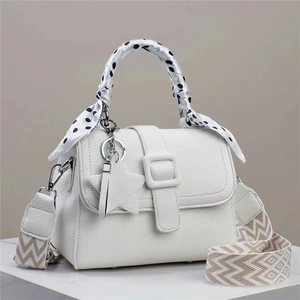 Sac à main blanc grainé avec foulard à pois et pendentif en forme d'étoile élégant