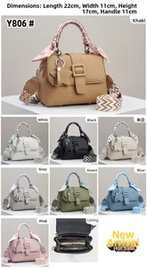 Détail du sac à main en cuir PU à motif litchi avec poignée foulard et breloque étoile