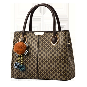 Sac bandoulière marron à monogramme avec poignée et porte-clés décoratif en peluche