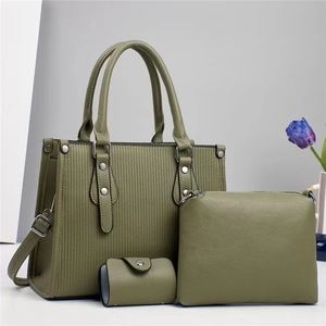Ensemble de trois sacs cabas vert olive avec rayures verticales et texture litchi