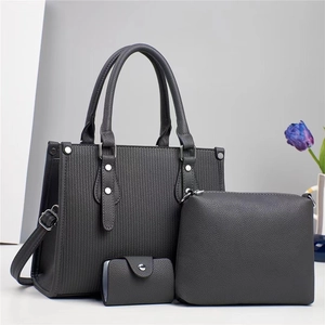Ensemble de 3 sacs cabas gris foncé avec rayures verticales et texture litchi