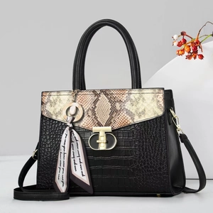 Schwarze Handtasche mit Krokodilprägung, Schlangenmuster und dekorativem Seidenschal