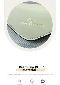 Dettaglio della texture in pelle PU verde chiaro con logo a cuore dorato 'always love you'