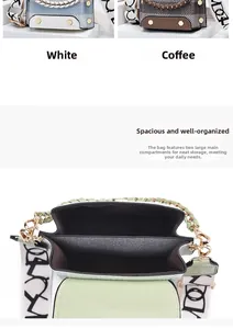 Vista dettagliata dell'interno a doppio scomparto di una borsa a tracolla alla moda con catena