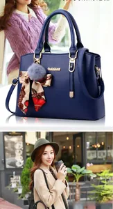 Sac à main bleu foncé en cuir grainé avec foulard en soie et pendentif pompon gris doux