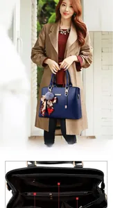 Sac cabas bleu foncé à grain litchi avec compartiments intérieurs et foulard en soie