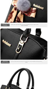 Détails du sac en cuir noir avec logo doré, foulard floral et pompon gris en fourrure