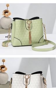 Détails du sac seau tendance avec gaufrage en triangle et pendentif chat en métal doré