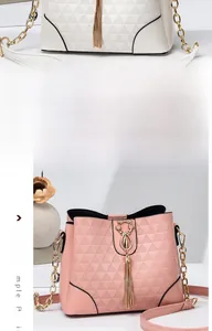 Détails de sacs seaux gaufrés blancs et roses avec boucle de chat et longs glands