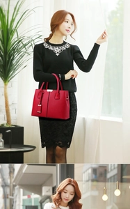 Dettagli della borsa tote in pelle rossa martellata con manici robusti e fibbie in metallo