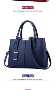 Dettaglio della borsa tote blu reale con texture a grana e finiture in metallo dorato lucido