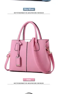 Dettaglio borsa a mano rosa in pelle martellata con doppi manici e accenti in metallo