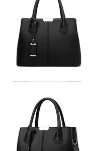 Dettaglio di una borsa a mano classica in pelle nera con finiture in metallo oro