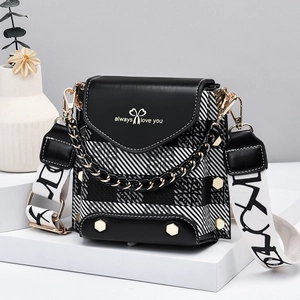 Borsa a tracolla alla moda in bianco e nero con logo a cuore e ampia tracolla jacquard
