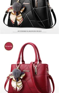 Détails du sac à main en cuir matelassé avec pompon en fourrure grise et charme en foulard
