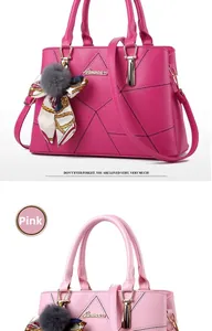 Détail de sacs à main en cuir matelassé rose avec foulards décoratifs et pompons doux