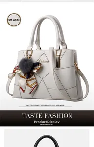 Vue détaillée du sac à main blanc crème avec couture géométrique, pompon et foulard en soie