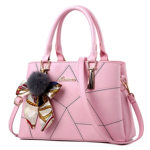 Sac à main rose en cuir PU avec coutures géométriques, pompon et accessoire foulard en soie
