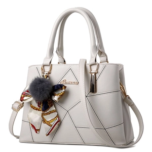 Sac à main beige matelassé avec détails dorés et accessoire foulard en soie