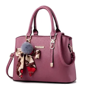 Sac à main violet en similicuir avec foulard en soie, pompon et logo doré