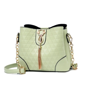 Sac seau vert gaufré pour femme avec fermoir chat doré et pendentif à pampilles longues