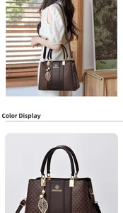 Détails d'un sac à main vintage marron avec pendentif en feuille dorée et double poignée