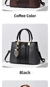 Détail de l'imprimé拼接et de la texture sur un grand sac cabas avec pendentif en métal