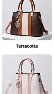 Détails de sacs à main bicolores avec pendentifs en feuille et finitions dorées chic