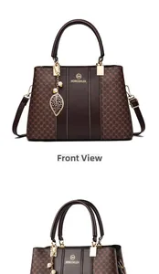 Détail d'un sac à main en cuir avec imprimé logo et pendentif feuille en métal