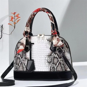 Elegante Muscheltasche mit Schlangenmuster, Seidenschal und abnehmbarem Schultergurt